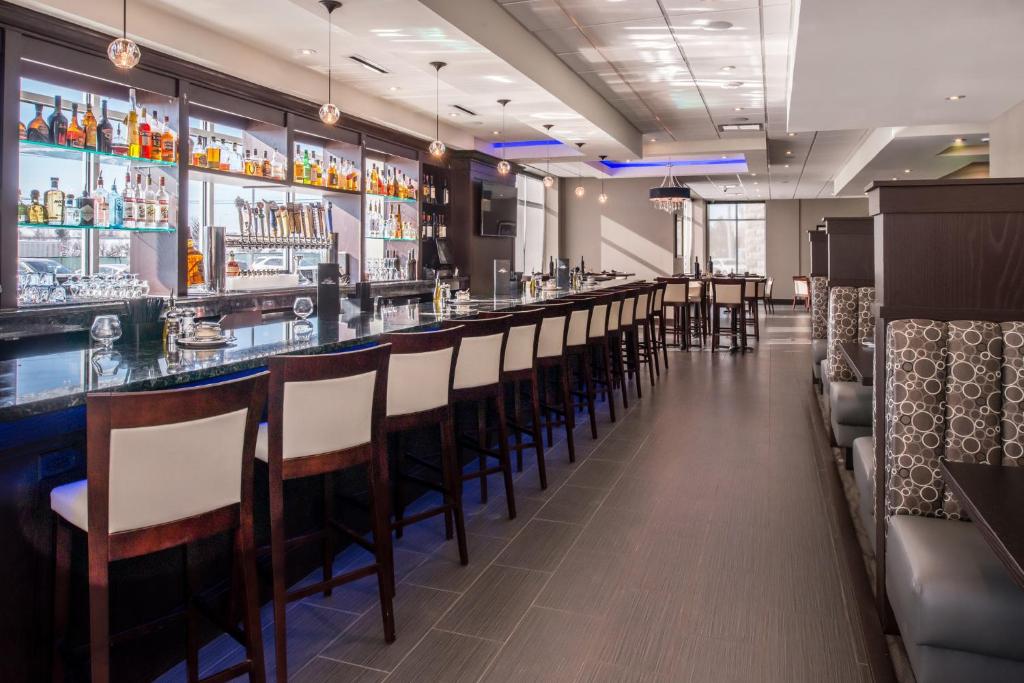 Lounge o bar area sa Holiday Inn Detroit Northwest - Livonia, an IHG Hotel