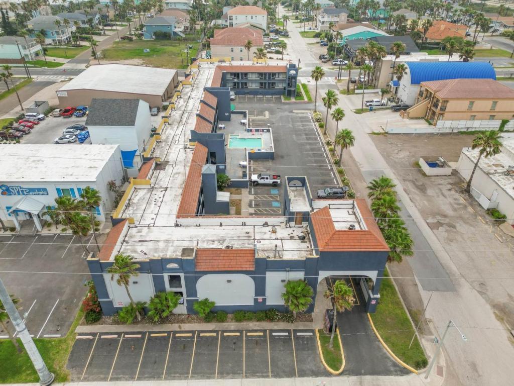 eine Luftaufnahme eines Gebäudes in einer Stadt in der Unterkunft South Padre Island Lodge in South Padre Island