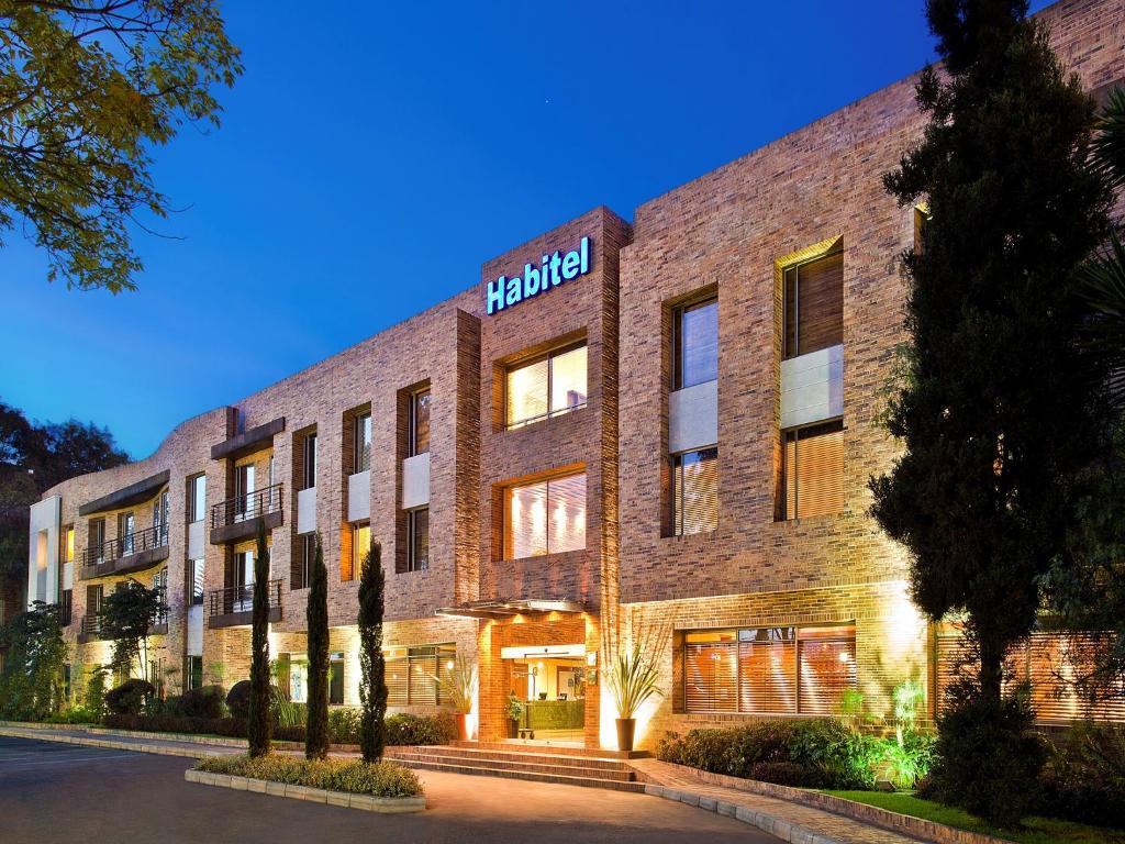 ボゴタにあるHotel Habitel Selectのホテルの看板が書かれたレンガ造りの建物