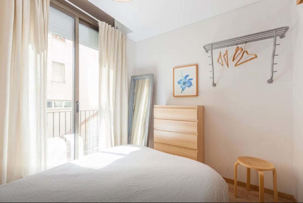 Säng eller sängar i ett rum på Bcn-rentals apartments in the Old town