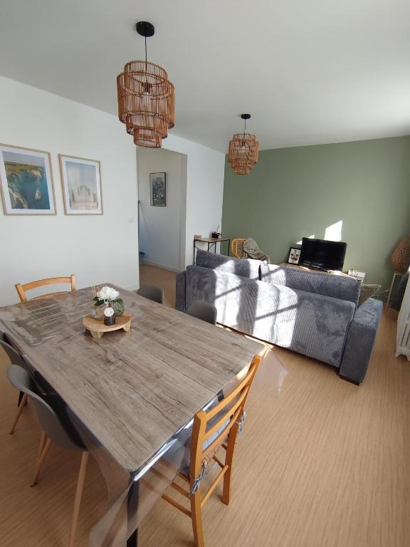 un salon avec une table en bois et un canapé dans l'établissement Gîte 