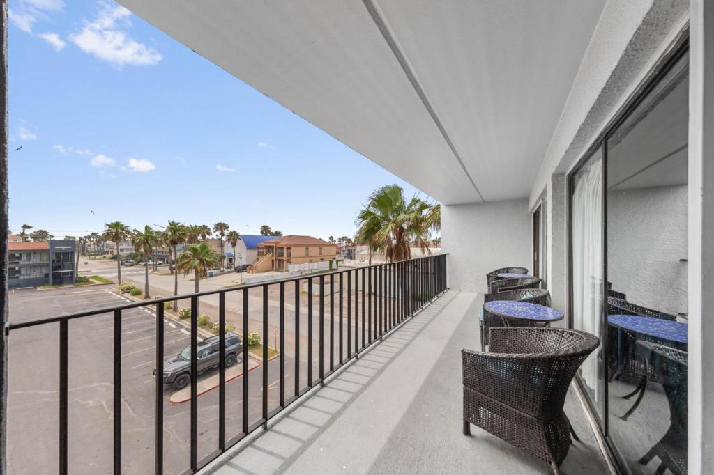 Ein Balkon oder eine Terrasse in der Unterkunft South Padre Island Lodge