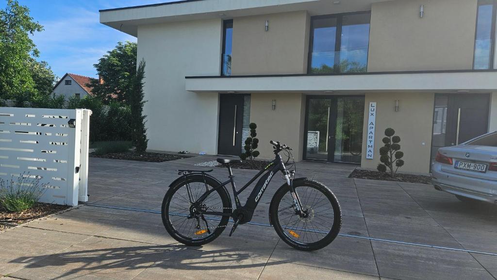 Rowery dostępne w obiekcie Luxury Apartments in Balatonalmádi, Almádi Lux Apartman II - Crystal White lub w pobliżu