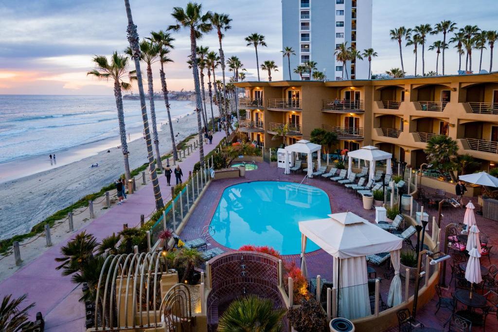 z góry widok na hotel z basenem i plażę w obiekcie Pacific Terrace Hotel w mieście San Diego
