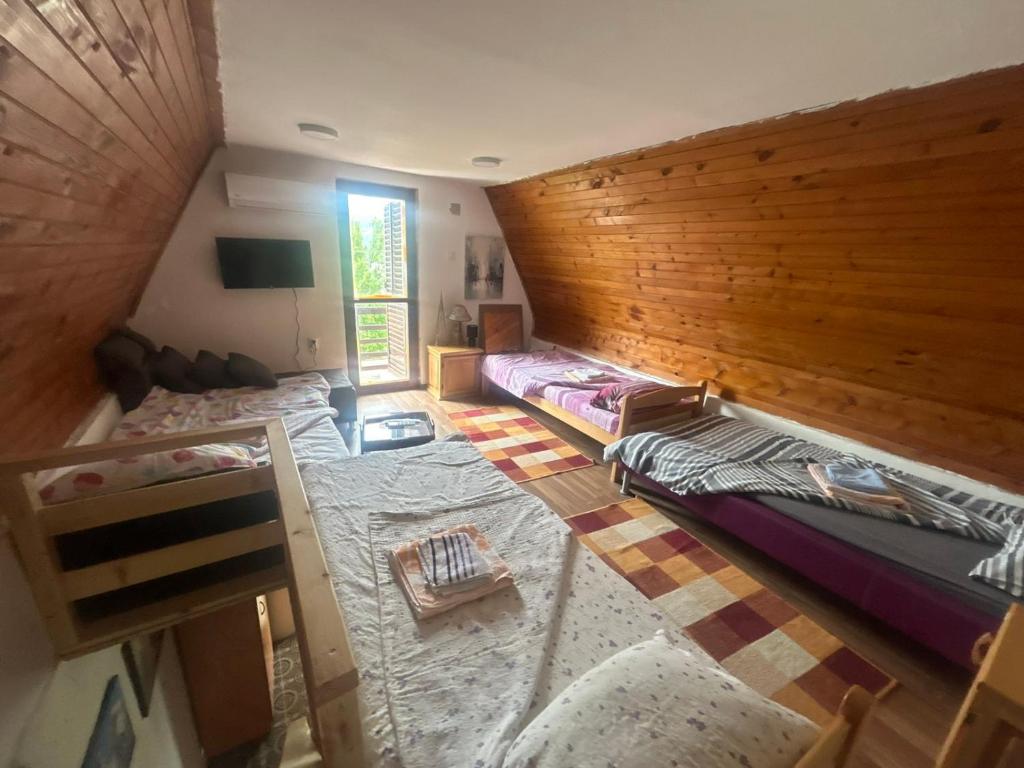 einen Blick über ein Zimmer mit Betten und Fenster in der Unterkunft Vikendica Dunav i SAVA in Donji Milanovac