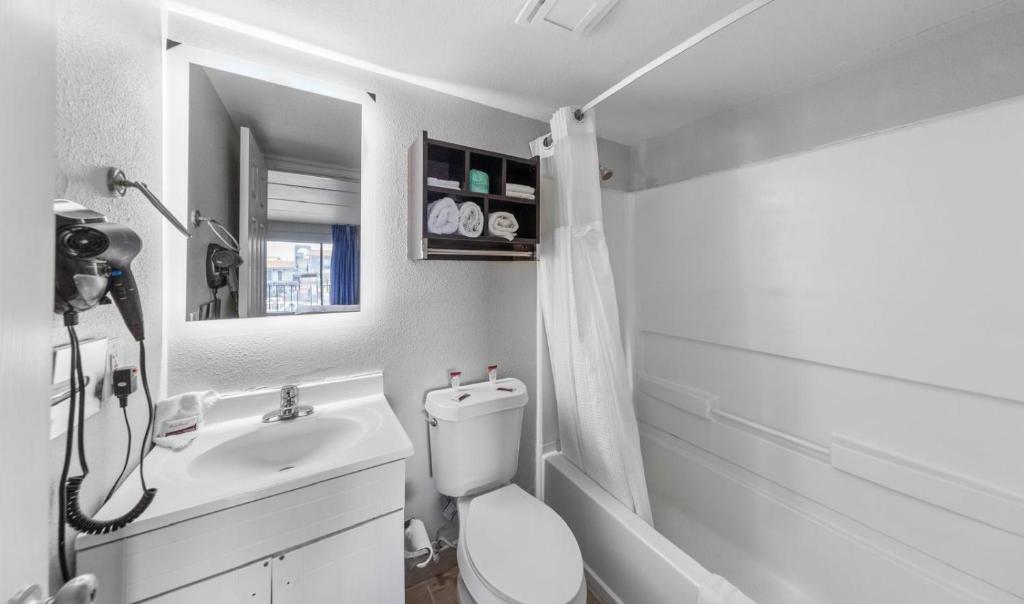 Ein Badezimmer in der Unterkunft South Padre Island Lodge