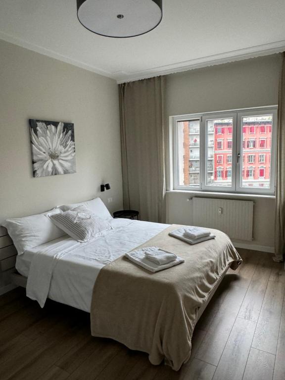 een slaapkamer met een bed met twee handdoeken erop bij Maison Floran appartamento in centro a Trieste in Trieste