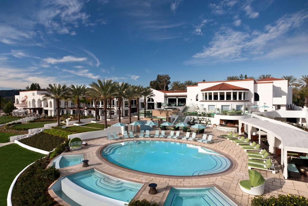 uma imagem de uma piscina num resort em Omni La Costa Resort & Spa Carlsbad em Carlsbad