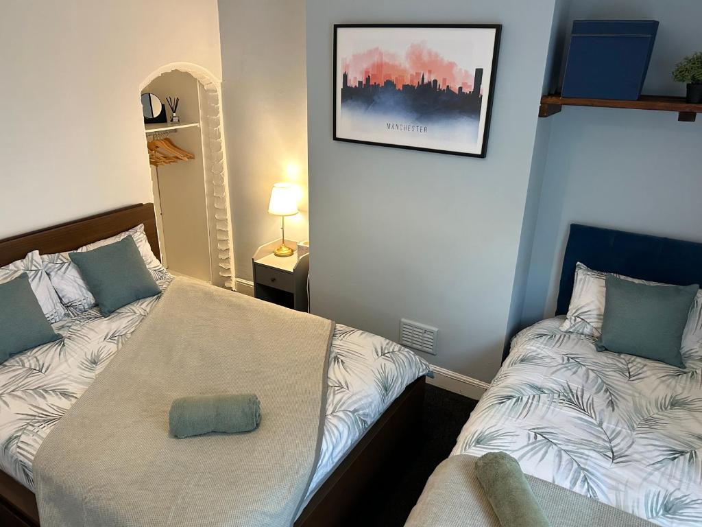 um quarto com duas camas e uma almofada na cama em Modern Manchester house, near city centre & free parking em Manchester