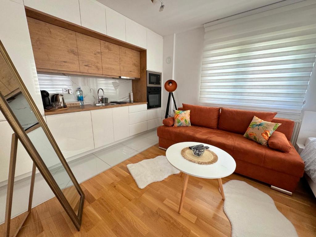 un soggiorno con divano e tavolo di Afrika Apartment a Brčko