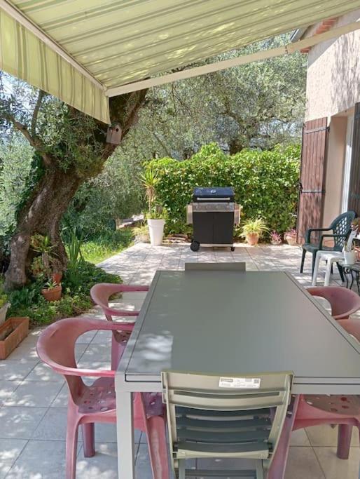 une table et des chaises assises sous un parasol dans l'établissement Maison entre Nice et Monaco, à Blausasc