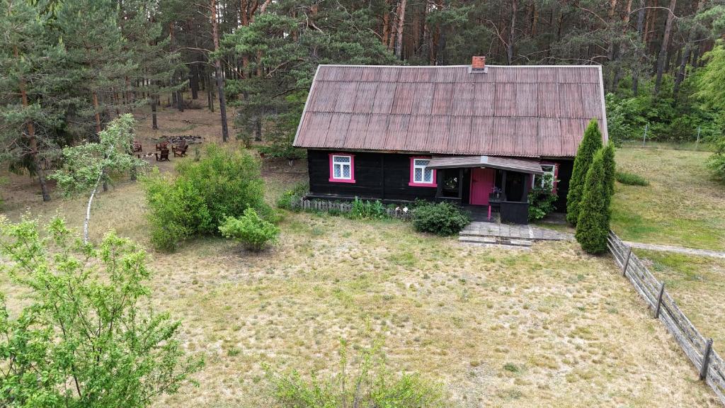 een luchtzicht op een klein huis in het bos bij Sena Troba in Druskininkai