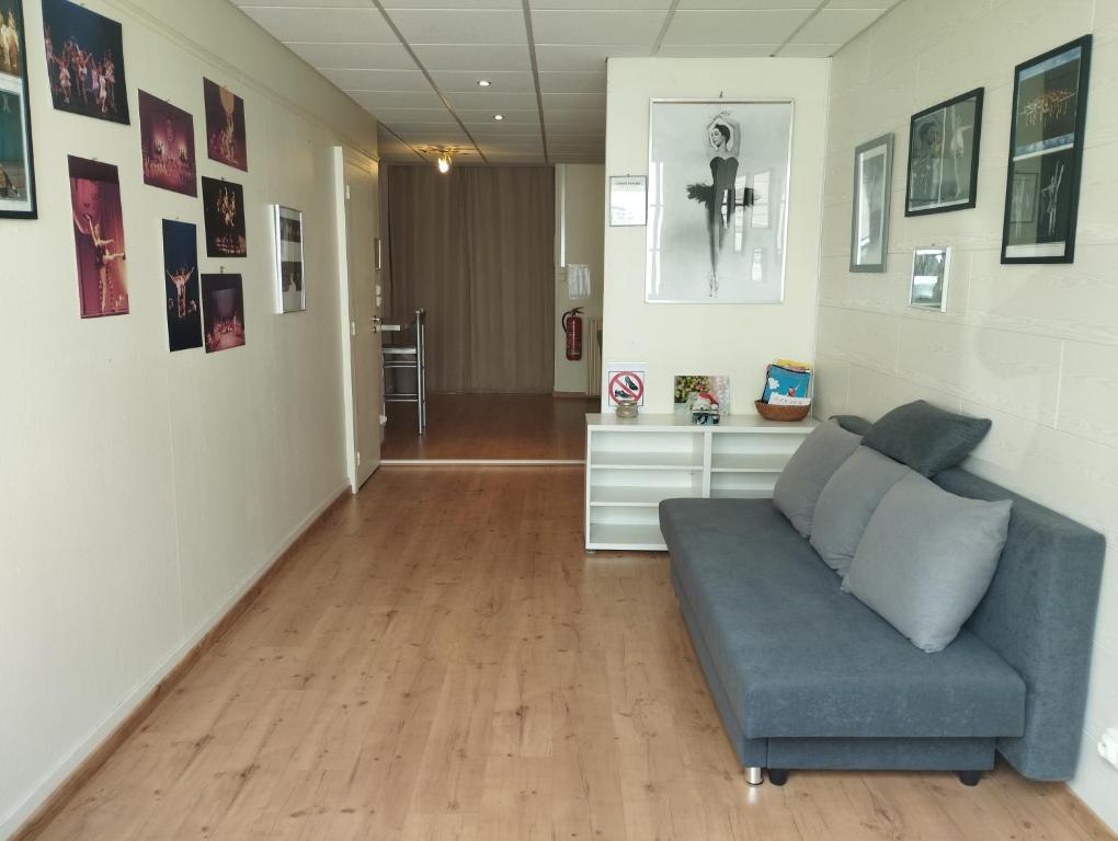 un salon avec un canapé bleu et quelques photos dans l'établissement Appartement de Danseuse Etoile, à Bordeaux