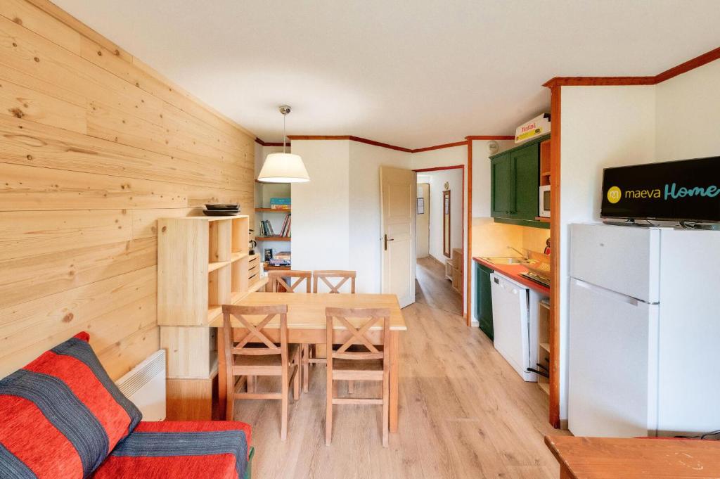 - une cuisine et une salle à manger avec une table dans une petite maison dans l'établissement Résidence L'Alpaga - maeva Home - Studio 4 personnes - Confort MAE-2105, à La Salle Les Alpes