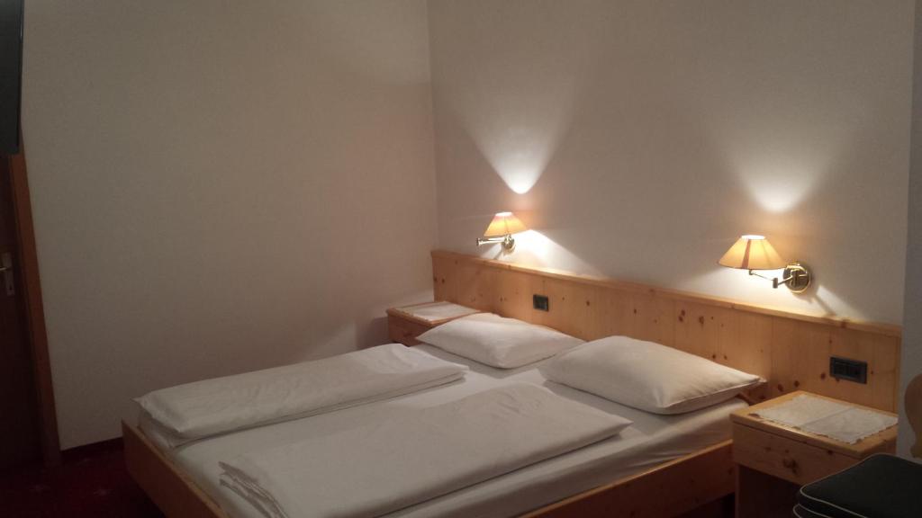 Postel nebo postele na pokoji v ubytování Hotel Garnì Gardena - Appartments