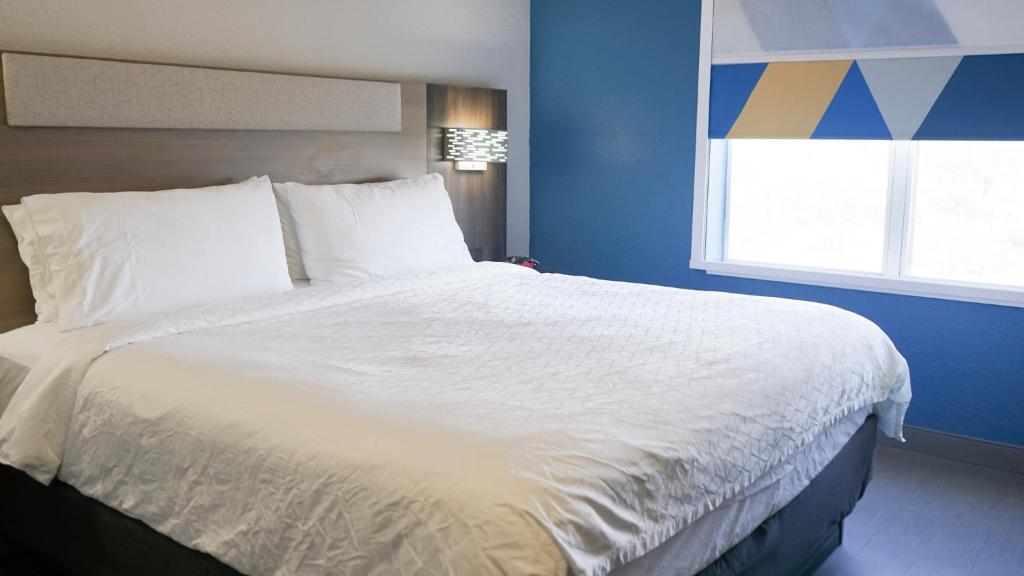 Tempat tidur dalam kamar di Holiday Inn Express & Suites Lakeland North I-4, an IHG Hotel