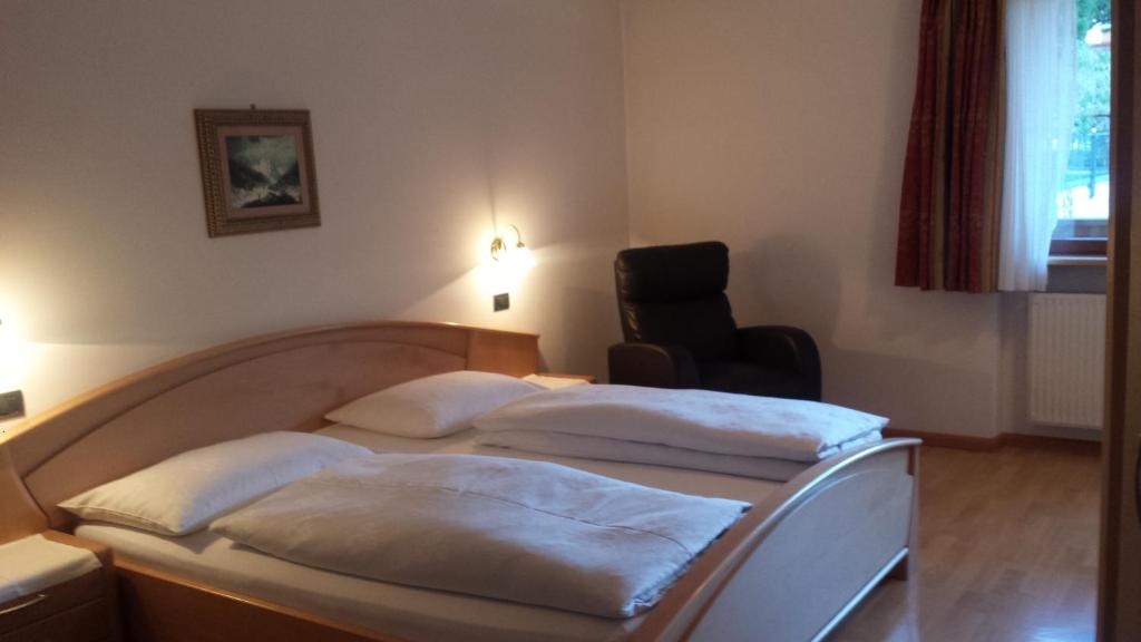 Postel nebo postele na pokoji v ubytování Hotel Garnì Gardena - Appartments