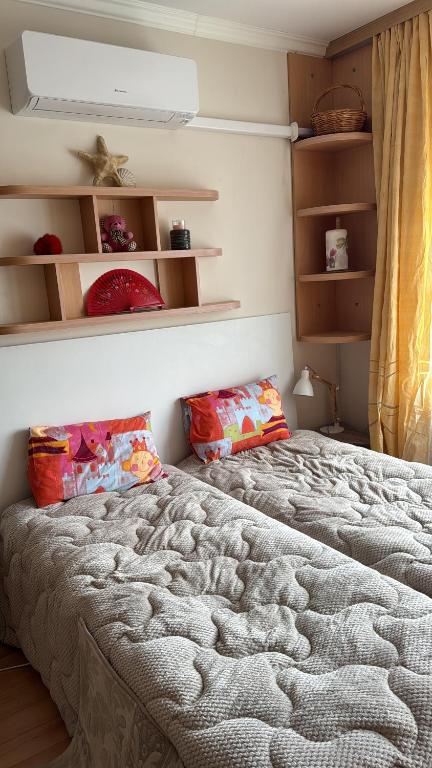 Postel nebo postele na pokoji v ubytování Kazanlak DOWNTOWN Central Apartment Guesthouse with Full Kitchen, Panoramic Views, Self Check-in & Free Parking, Best Value!