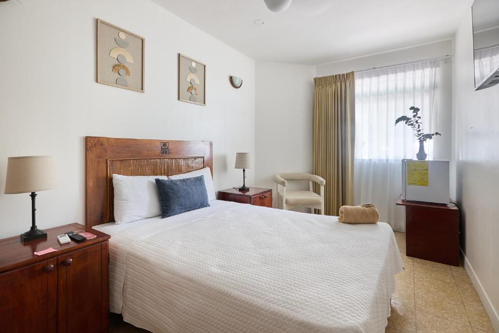 Postel nebo postele na pokoji v ubytování Perla de la Playa Beachfront Hotel