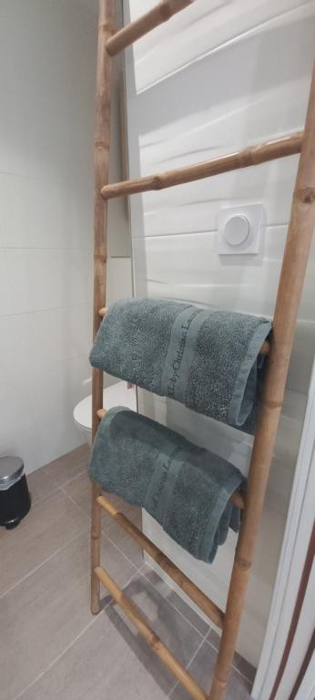 Postel nebo postele na pokoji v ubytování LA CASA Bed&breakfast entrée indépendante 26m2 Calme Proche de tout WIFI Parking privé Jardin terrasse