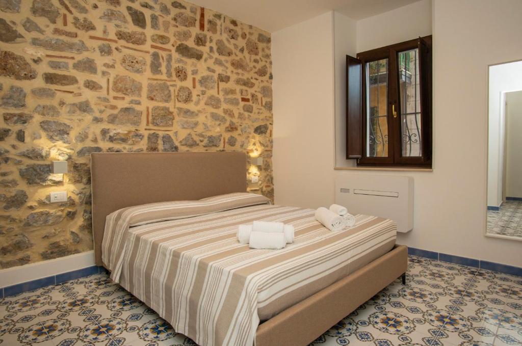 une chambre avec un lit avec des serviettes dessus dans l'établissement Belvedere Rooms, à Marina di Camerota