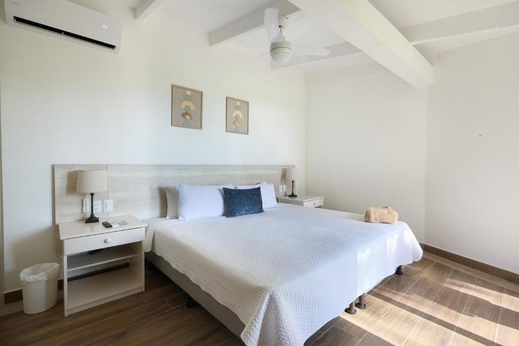 Postel nebo postele na pokoji v ubytování Perla de la Playa Beachfront Hotel