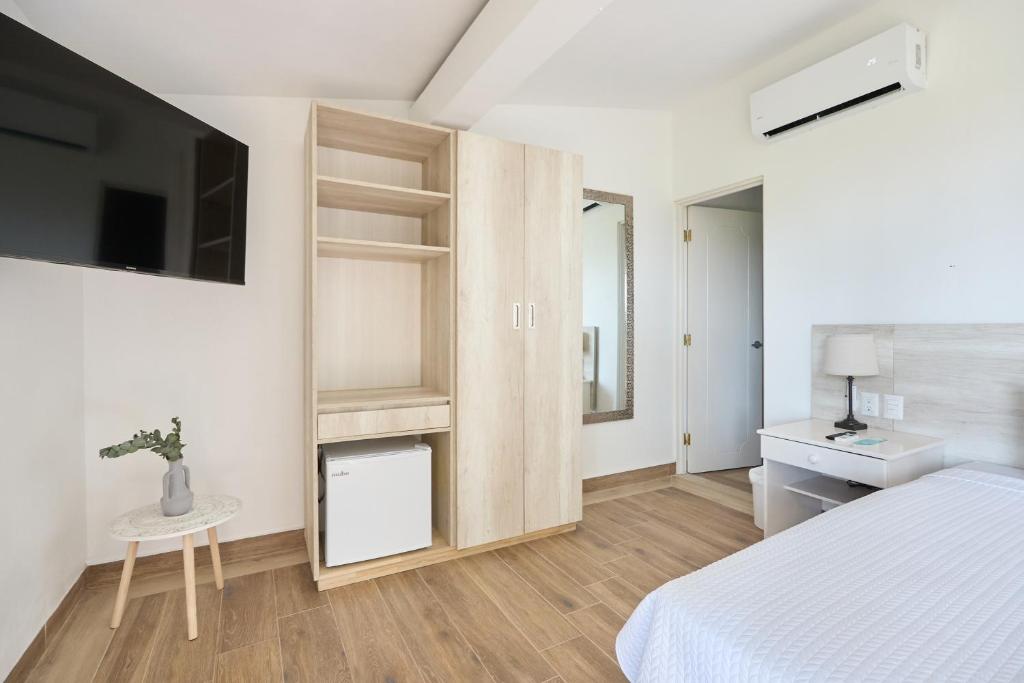 Postel nebo postele na pokoji v ubytování Perla de la Playa Beachfront Hotel