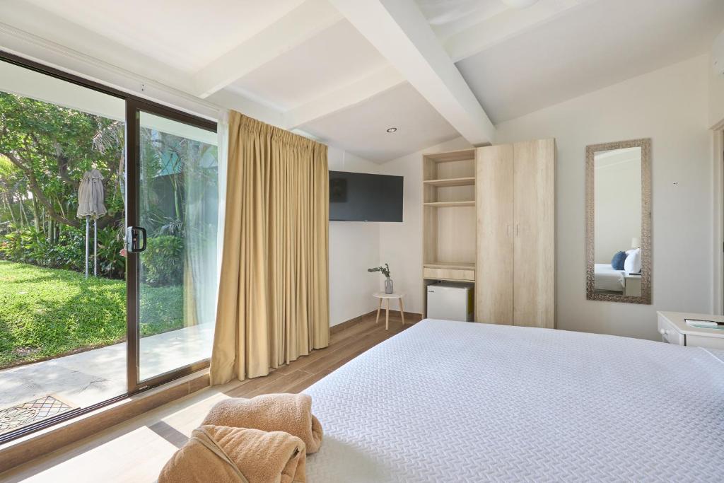 Postel nebo postele na pokoji v ubytování Perla de la Playa Beachfront Hotel