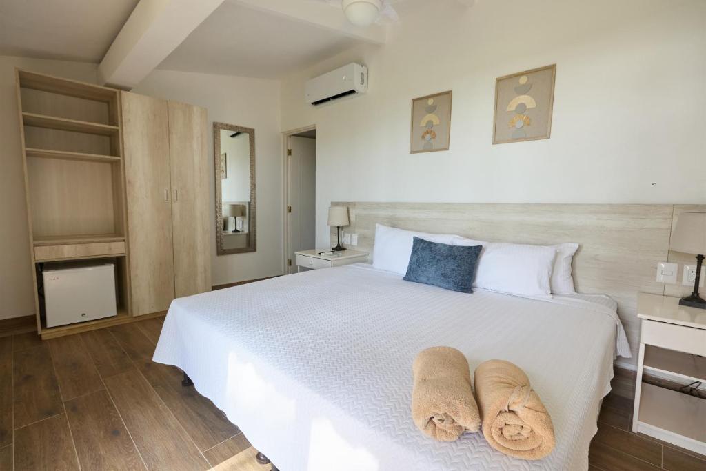 Postel nebo postele na pokoji v ubytování Perla de la Playa Beachfront Hotel