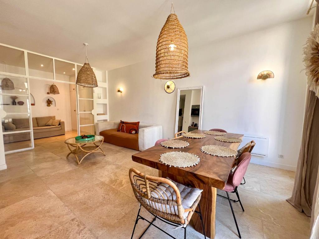 une salle à manger avec une table et des chaises dans l'établissement Chic et Bohème à Endoume, à Deux Pas du Vieux-Port, à Marseille