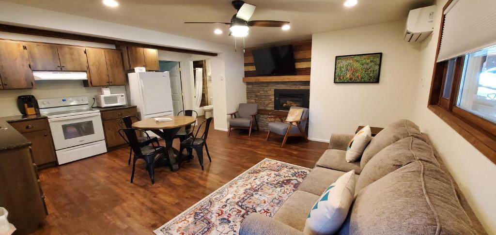 Kuchyň nebo kuchyňský kout v ubytování Eagle Cap Chalets
