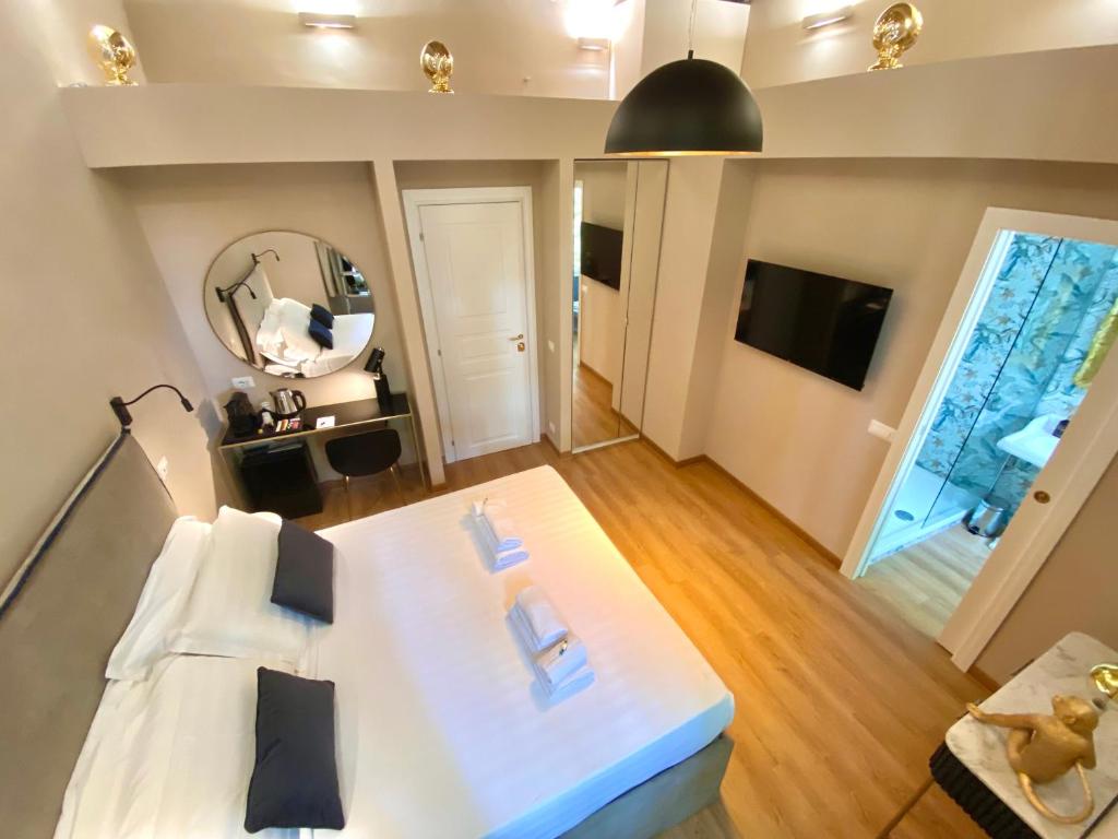 Coffee and tea facilities at Queen of Rome Luxury Rooms