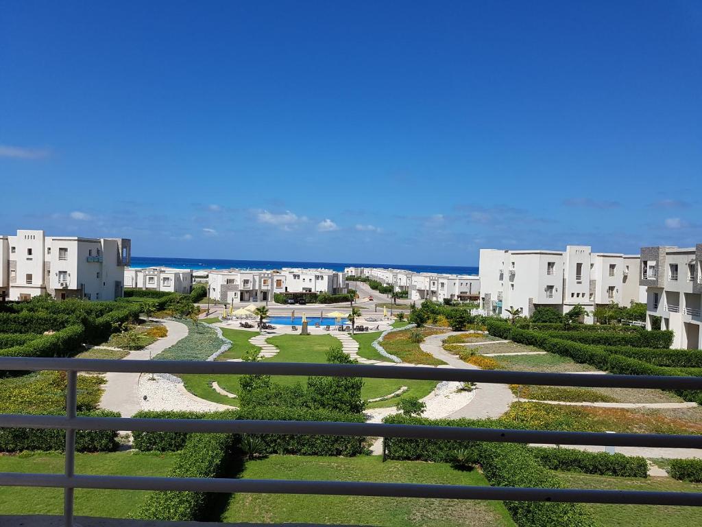Bazén v ubytování Amwaj Prime Chalet with a Sea View شاليه أمواج الساحل الشمالي السعر شامل شحن الكهرباء و المياه و الأستعلام الأمني وغير شامل شحن كروت الإيجار nebo v jeho okolí