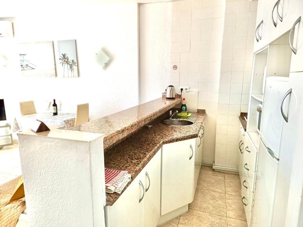Kuchyňa alebo kuchynka v ubytovaní APARTAMENTO TORRESOL Nsf1- TORRECILLA, NERJA