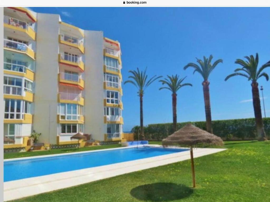 Bazén v ubytovaní APARTAMENTO TORRESOL Nsf1- TORRECILLA, NERJA alebo v jeho blízkosti