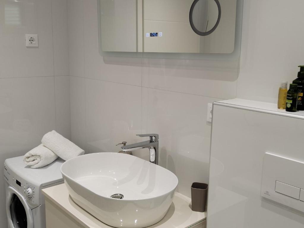 Koupelna v ubytování Beachfront apartment Suncana