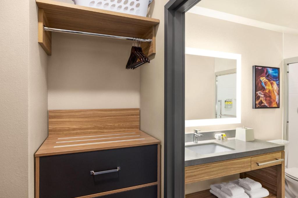 La salle de bains est pourvue d'un lavabo et d'un miroir. dans l'établissement Candlewood Suites Trois-Rivières Ouest, an IHG Hotel, à Trois-Rivières
