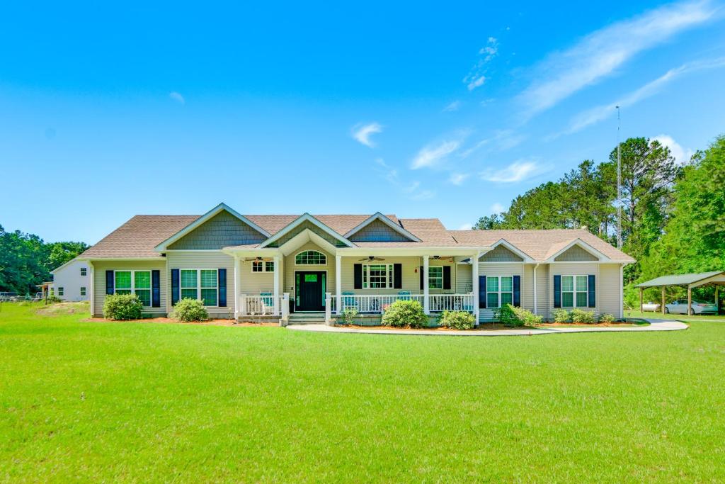 Κήπος έξω από το Family-Friendly Abbeville Home with Fire Pit and Games