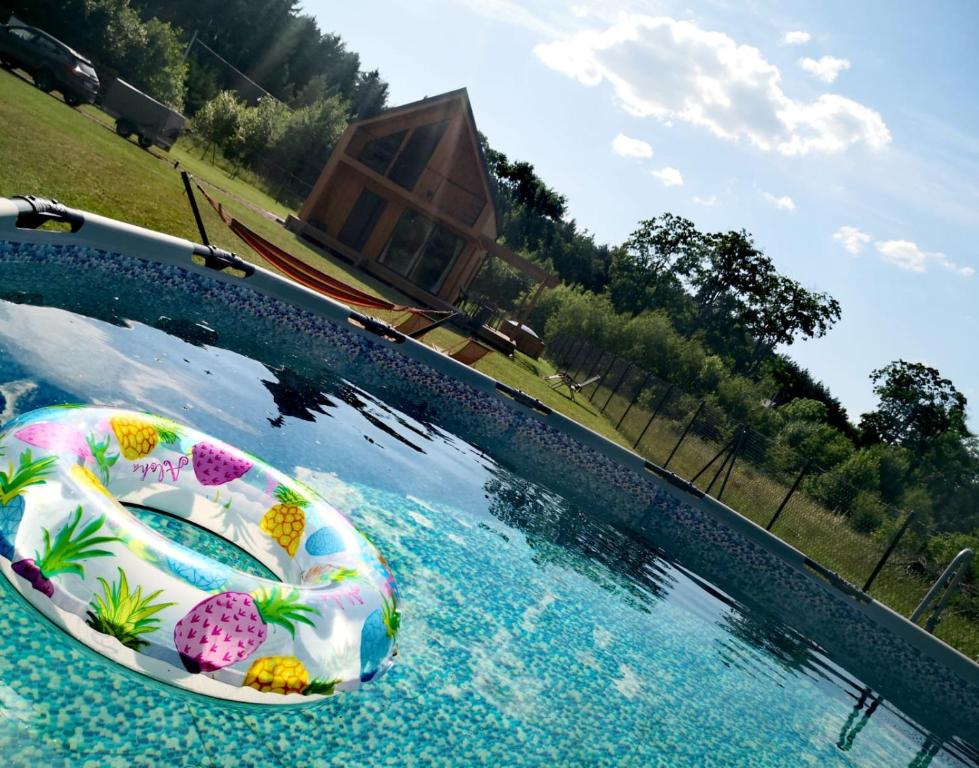 Bazén v ubytovaní Sielanka Szkotowo domek z jacuzzi alebo v jeho blízkosti