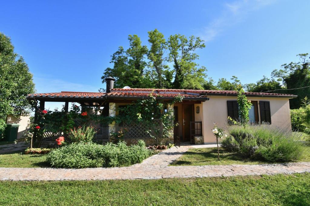 a small house with a garden in front of it at House Ariella in Umag