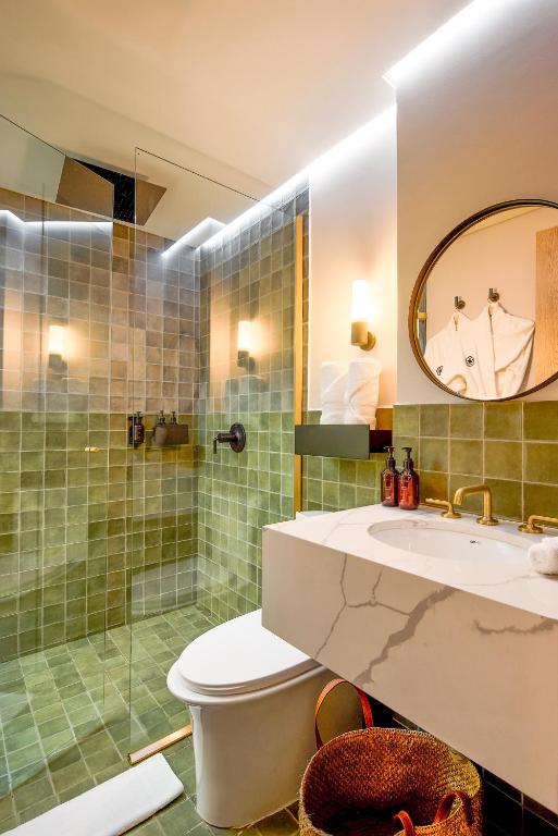 Un baño de Wellcomm Spa & Hotel