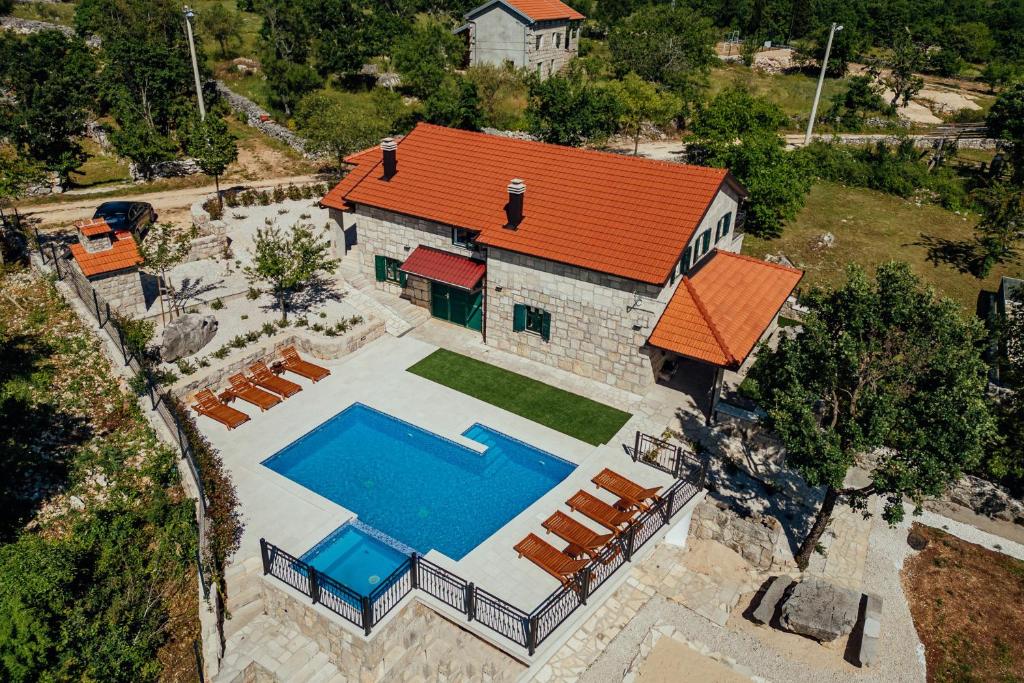 Una vista aérea de una casa con piscina. en Holiday home Magic Sunset, en Imotski