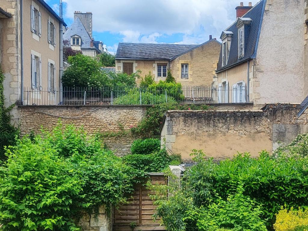 eine Reihe von Treppen in einer Stadt mit Häusern in der Unterkunft Le CocoOn Doré in Poitiers