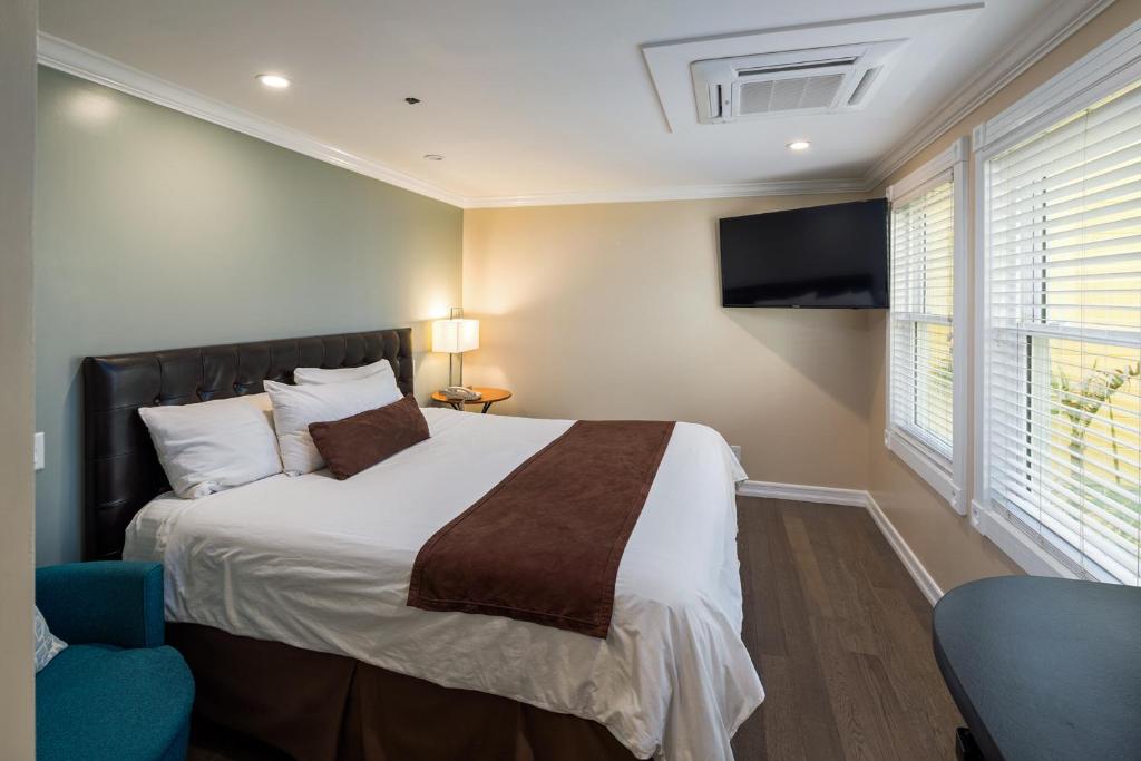 Glenmore Plaza Hotel - Deluxe King Room