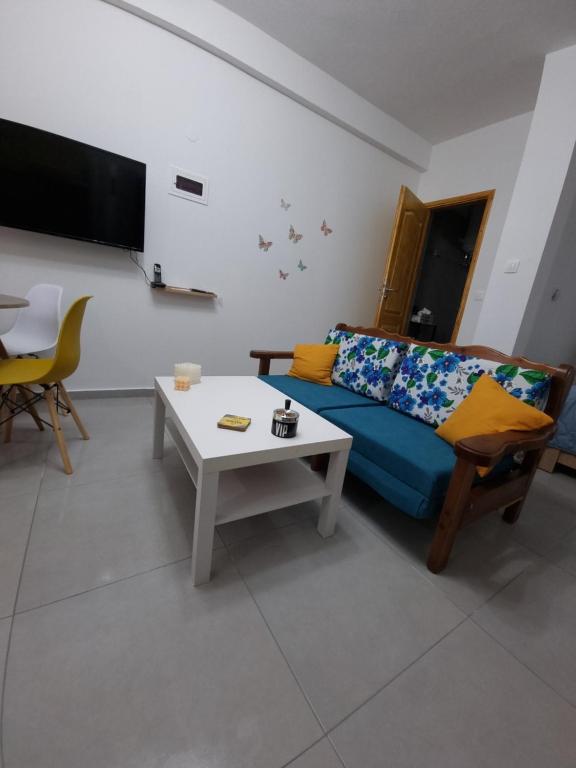 salon z kanapą i stołem w obiekcie Kapsala's family HOME w mieście Agios Ioannis Pelio