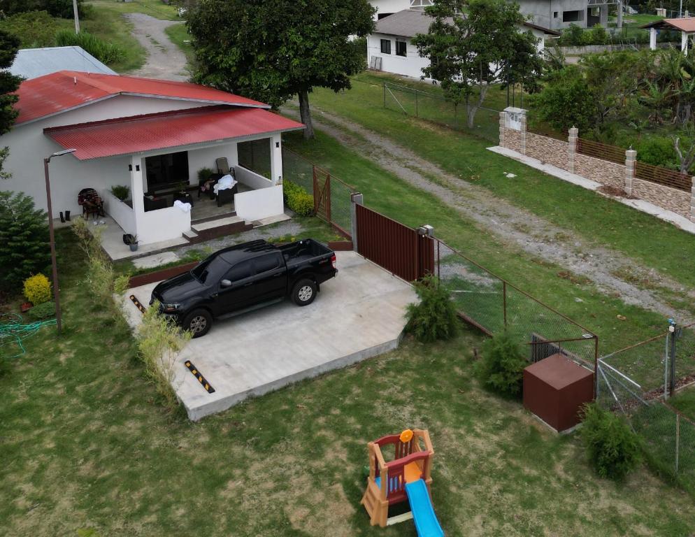 Casita Boquete في بوكيتي: سيارة سوداء متوقفة أمام منزل