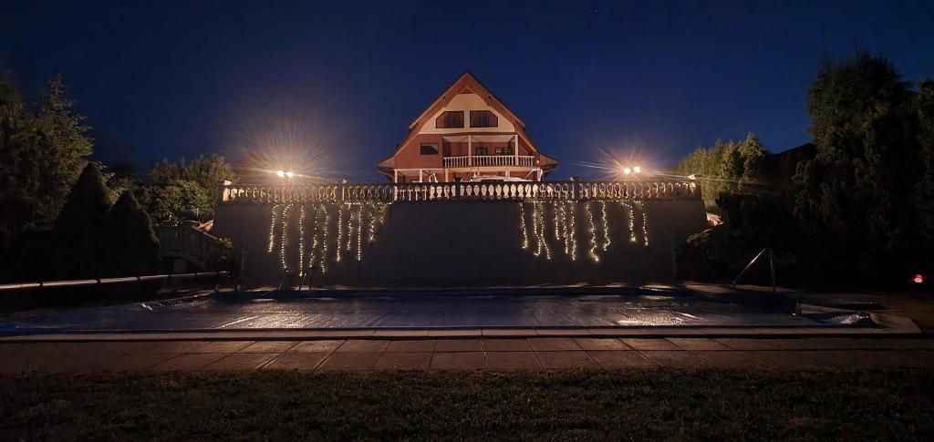 Una casa con luces de Navidad en una valla por la noche en Zawóz 20 en Zawóz