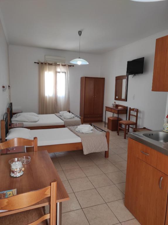 Vythos - Studio (3 Adults)
