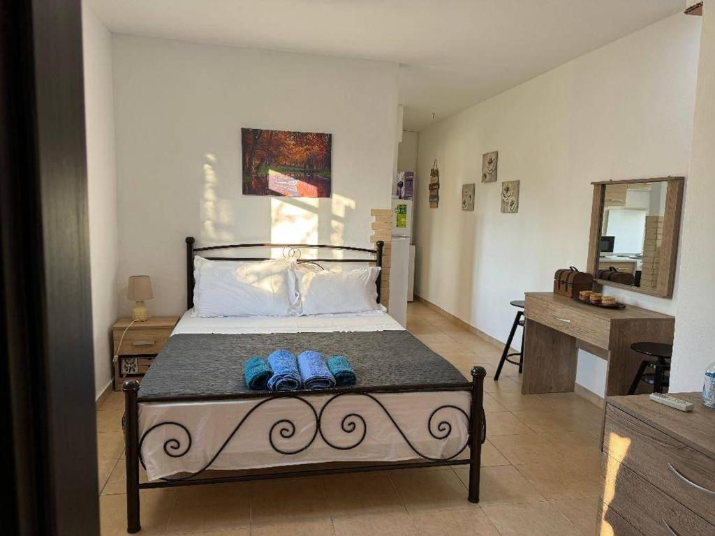 Postel nebo postele na pokoji v ubytování Olive tree house,Agios Gordios