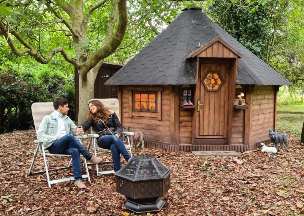 大雅茅斯的住宿－Starry Meadow，坐在游戏房前的男人和女人